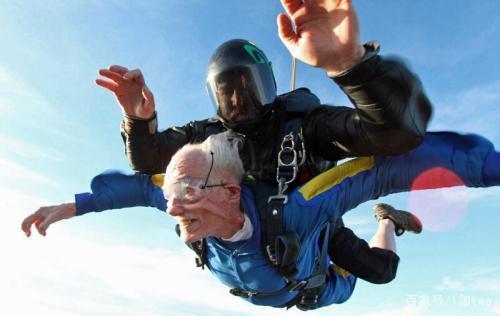 曾在二战中修飞机 103岁老东谈主4000米跳伞破记载