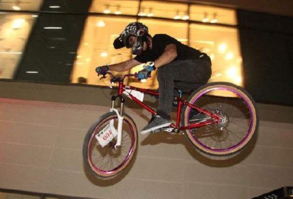 骑自行车从60米高的大坝速降 时速接近120公里！