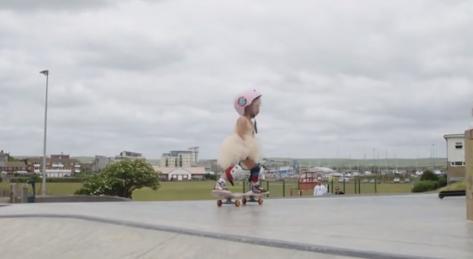 酷girl！英国3岁女孩穿芭蕾舞裙玩滑板