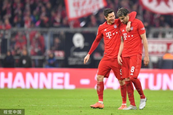 德甲-莱万2球再破记录穆勒2传 拜仁4-0大捷多特