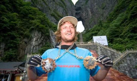 天门山999级台阶怎样下？牛东说念主用跑酷不到3分钟