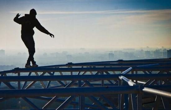 不成能完成的跑酷作为 小哥一步跳25级台阶