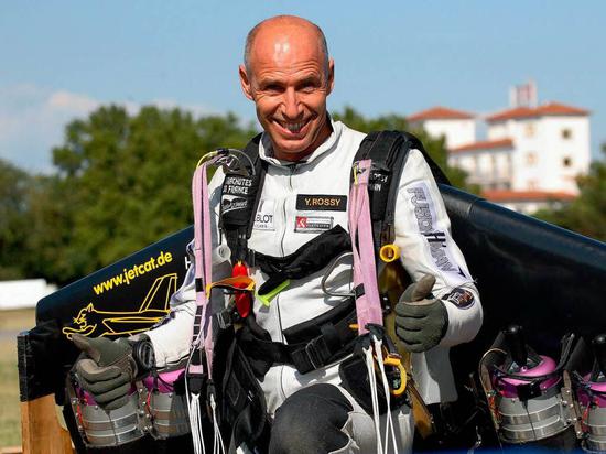 寰宇第一个“空中冲浪”的东谈主 “空中飞侠”伊夫·罗西