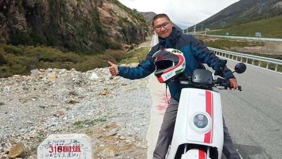 花10万元骑电动车环游中国 他为啥给与“逃离齐市”？