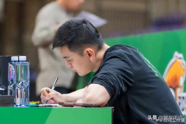 杨鸣：刘志轩调度后生队当主讲解，将来几年之内从头诞生辽篮明后