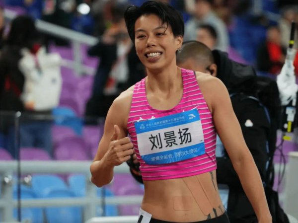 打败吴艳妮后，刘景扬穿戴旧鞋上台领奖，回来就捐了一王人70万奖金