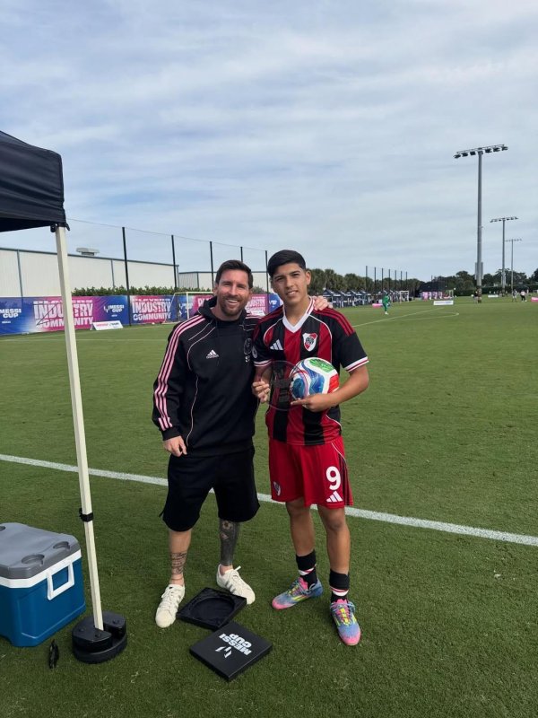 在梅西杯戴帽，河床15岁小将共享与梅西合照：现在为止最好