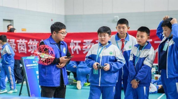 怀柔区举办首届青少年室内无东谈主机足球大赛