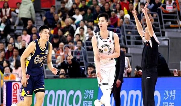 广东胜浙江，杜锋振臂庆祝，吴前绝杀未果