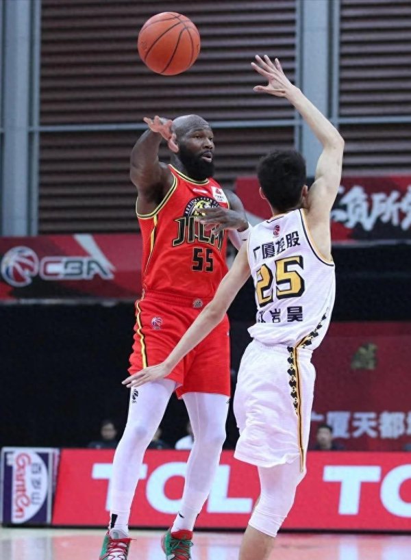 显现三个重要问题，卫冕冠军不敌辽宁，杨鸣质问裁判不成这样偏