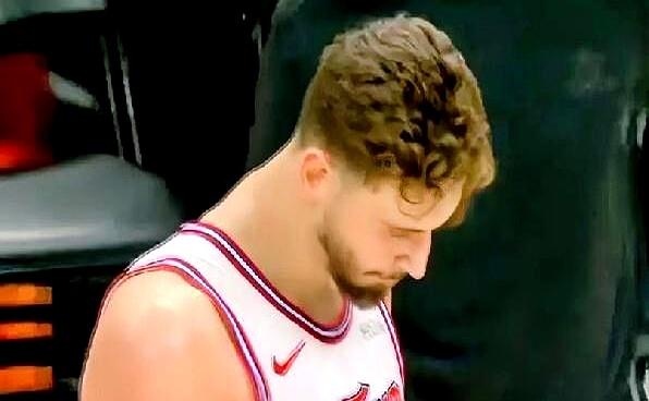 看到申京动手绝平三分，杜兰特惶恐不已。难谈，真是这样安排？让申京来投这个球