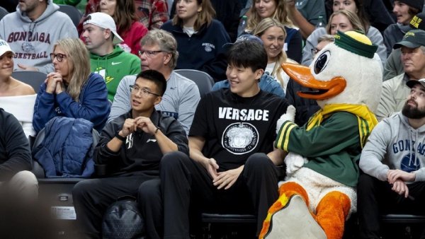 杨瀚森含笑与林葳交流！连结4场DNP比王俊杰还糟，英文智商成硬伤