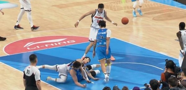 广东男篮为何惨败给北京队？徐杰一伤雪上加霜，许利民迎最强声威