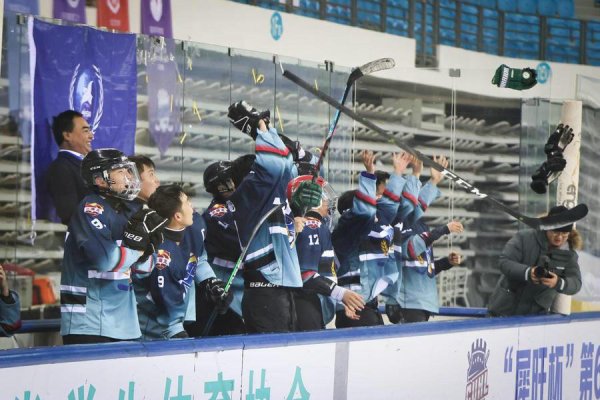 冰雪为媒，芳华作答—— “犀旺杯” 世界大学生冰球联赛书写大学生冰球发展新答卷