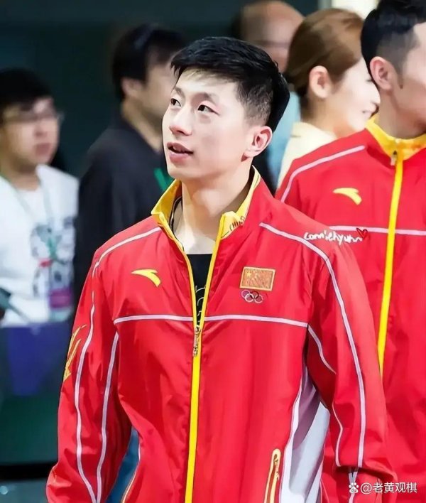 国乒评释组赈济引争议，粉丝吵翻天谁之过，评释通顺员成夹心饼干粉丝别闹了