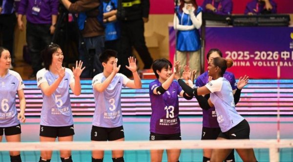 天津女排名标青史，派出多名新东说念主首发威望拼尽全力，凭借坚决认知一度率先江苏却缺憾失利，年青队员初登场就制造强大冲击激发烧议