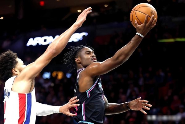 浓眉统率攻防，锡安难挡冲击，弗拉格记载断档，NBA迎新中锋之王