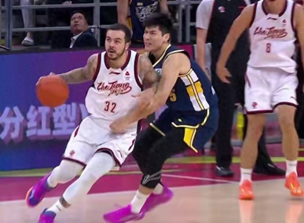 2大短板! 广东5号位被爆, 两双猛兽硬仗顶不住, 胡明轩景况低迷!