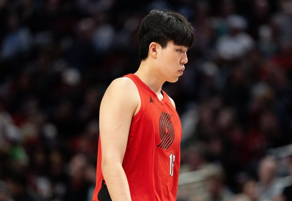 好意思媒体东说念主：杨瀚森上场未几但大家齐心爱他 有点像往时的白曼巴