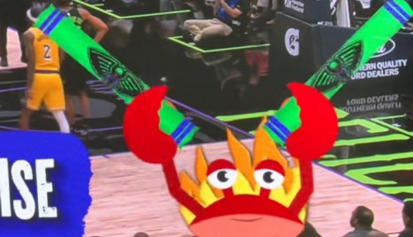 啥趣味？詹姆斯罚球时鹈鹕官方播放“螃蟹挥舞荧光棒”视频干豫