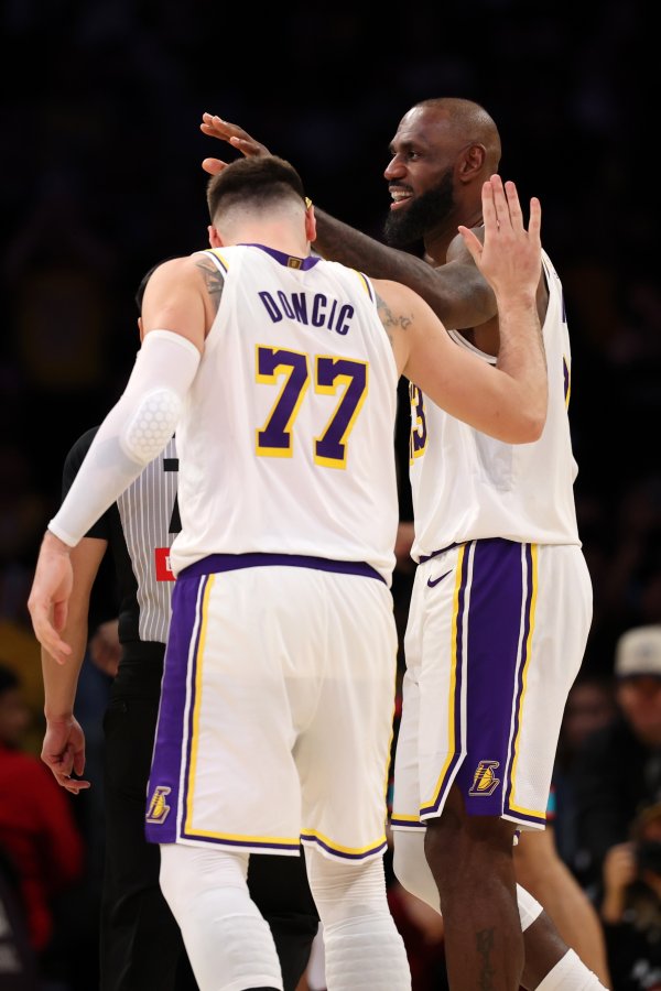 斯玛特：我赓续被詹姆斯和东契奇逗笑 他们的有些阐发的确太夸张