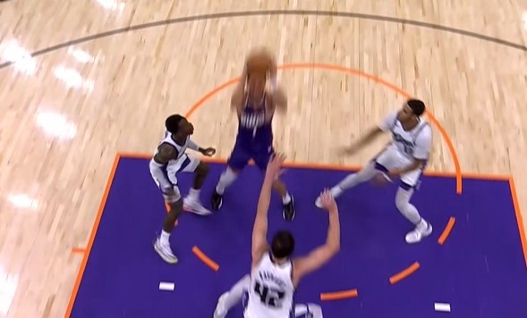 砍瓜切菜！布克强攻1打3 抗击守护打成2+1率队扩大逾越