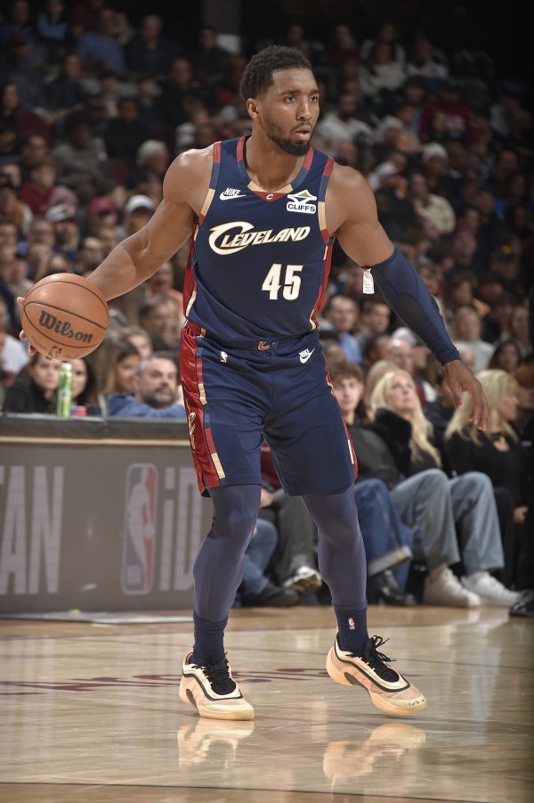 赢球元勋！米切尔24投14中砍33分6板5助1断 得分全队最高