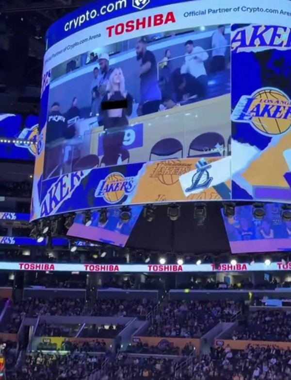 这皆敢露？🔞湖东谈主马刺现场大屏幕有女球迷作念瞻念行动 后被逮捕