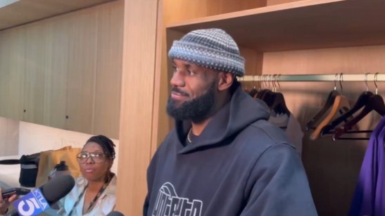 詹姆斯笑谈与技术老东说念主的扞拒：我曾在告白里狠狠踢了他的屁股