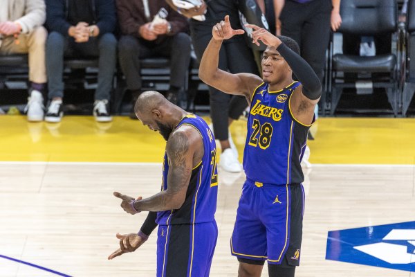 詹姆斯：咱们最近莫得给八村太多球权 今天终于给了他一些契机