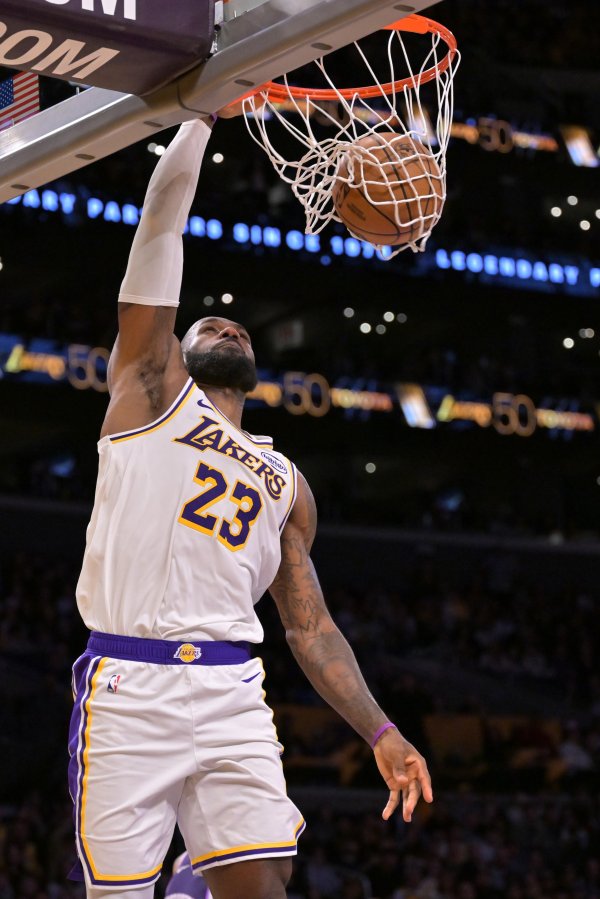 各式扣呀！詹姆斯：今晚我嗅觉情状至极好 设施狭窄弹跳有劲